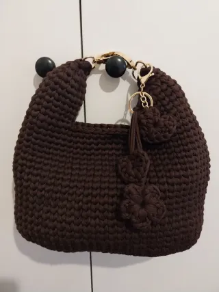Borsa uncinetto marrone tracolla e mano