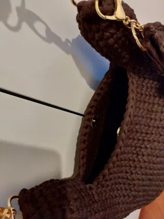 Borsa uncinetto marrone tracolla e mano