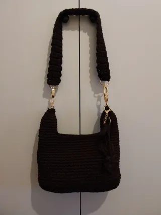 Borsa uncinetto marrone tracolla e mano