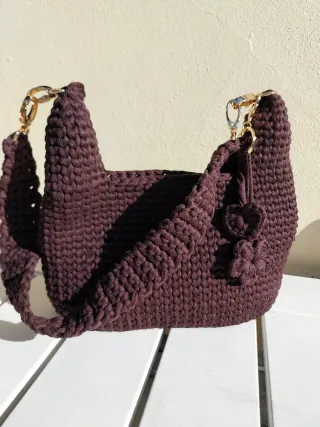 Borsa uncinetto marrone tracolla e mano