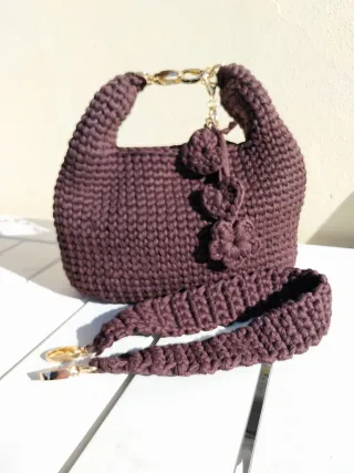 Borsa uncinetto marrone tracolla e mano
