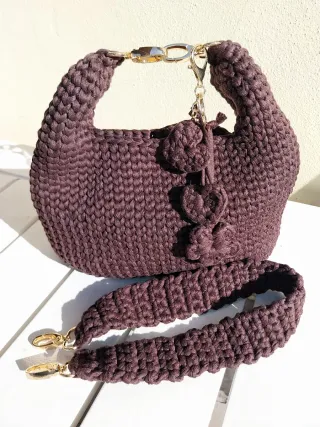 Borsa uncinetto marrone tracolla e mano