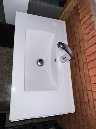 lavabo con grifo automático