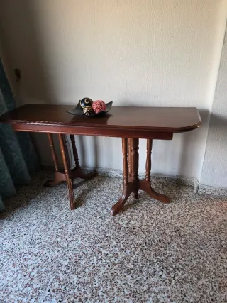 Mesa de salón de madera
