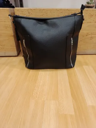 Bolso Negro con Cremalleras