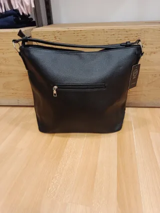 Bolso Negro con Cremalleras