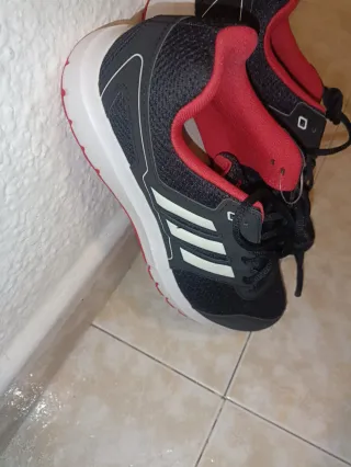 Zapatillas Adidas Negras y Rojas