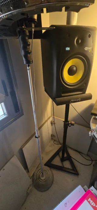 Monitores de Estudio KRK Rokit 8 con soporte