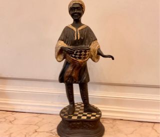 Figura bronce campesina con cesta