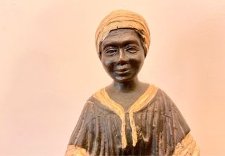 Figura bronce campesina con cesta