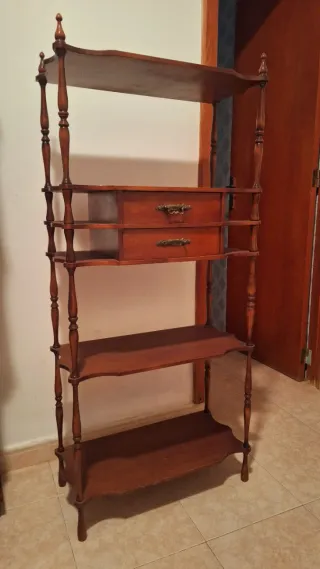 Estantería alta con cajones