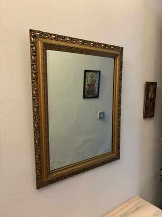 Espejo antiguo dorado con marco tallado