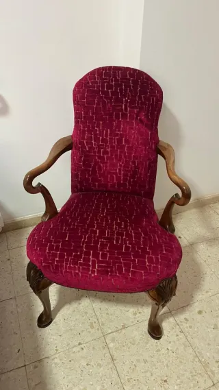 2 sillas de madera y terciopelo rojo