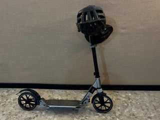 Patín plegable con casco