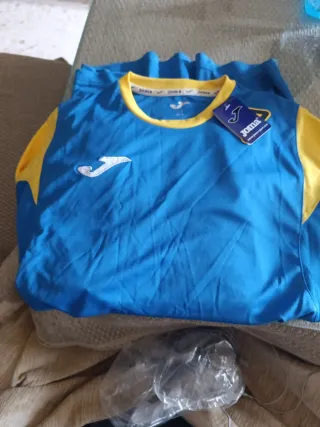 Medias futbol y camiseta deporte .4€ y 5€