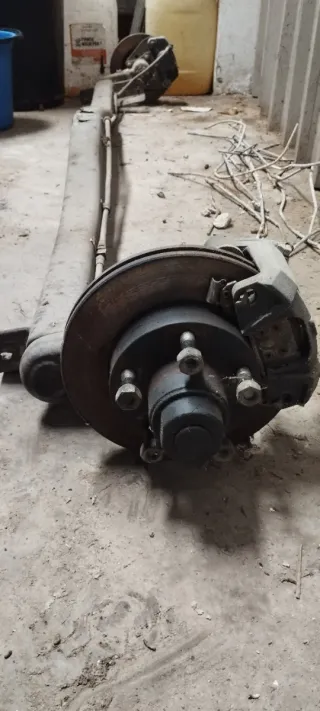 Eje de remolque 1500kg con frenos 5 tornillos