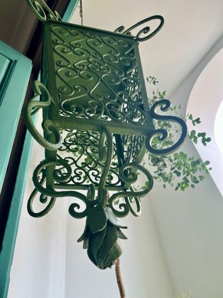 Farol antiguo de hierro forjado verde