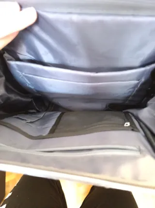 Mochila de trabajo con compartimentos y cargador U