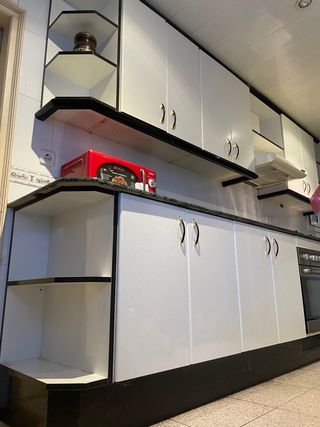 Muebles de cocina blancos y negros