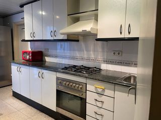 Muebles de cocina blancos y negros