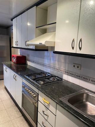 Muebles de cocina blancos y negros