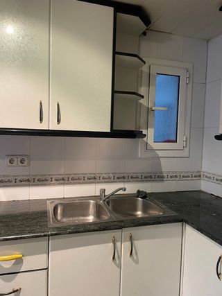 Muebles de cocina blancos y negros