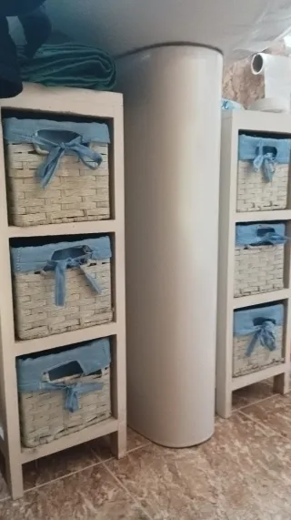 Cajones de mimbre con tela azul