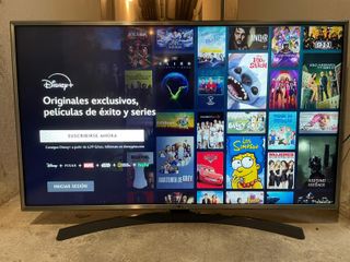 LG 43" 4K UHD Smart TV Como Nueva