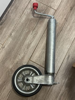 Cabezal de enganche de remolque y rueda de jockey