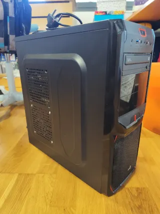 Ordenador de sobremesa en buen estado.