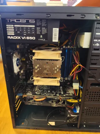 Ordenador de sobremesa en buen estado.