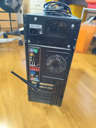 Ordenador de sobremesa en buen estado.