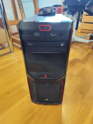 Ordenador de sobremesa en buen estado.