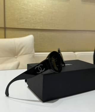 Gafas de Sol Chanel Negras y Doradas