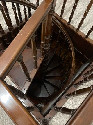 Escalera de caracol de madera de nogal maciza