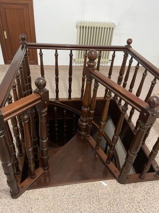 Escalera de caracol de madera de nogal maciza