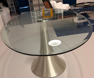 mesa de comedor de cristal. base de aluminio.