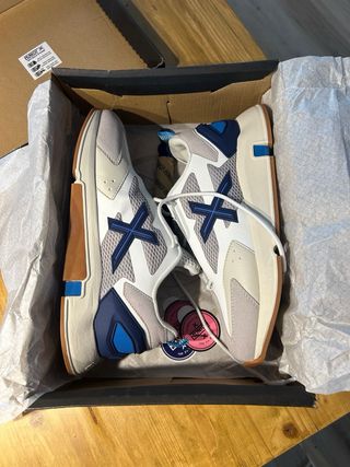 Zapatillas Munich grises y blancas