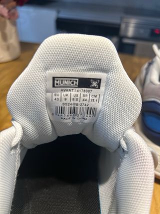 Zapatillas Munich grises y blancas