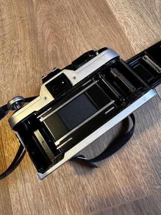 Camara Canon AE-1 con objetivo Canon 50mm 1.8