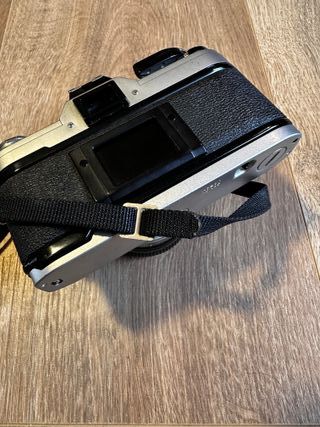 Camara Canon AE-1 con objetivo Canon 50mm 1.8