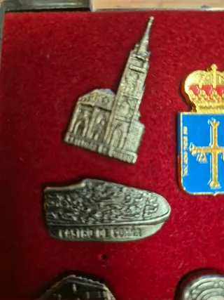 Estuche 8 pins monumentos asturianos
