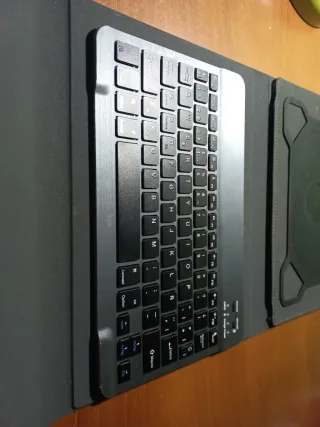 Funda Tablet con Teclado y Cargador