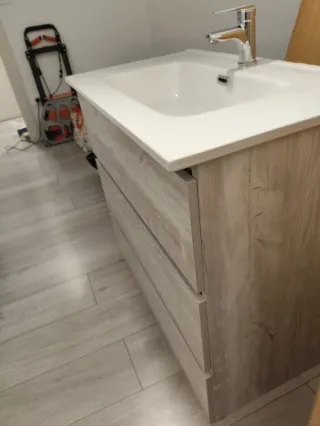 Lavabo con mueble de madera