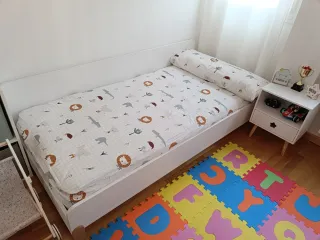 Cama infantil blanca y mesilla