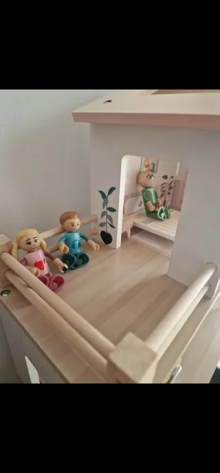 Casa de muñecas de madera con muebles incluidos