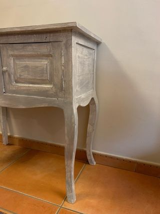 consola de estilo rústico o shabby chic, de madera