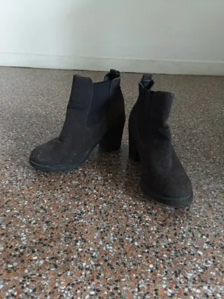 Lote de 10 zapatos de tacón y planos. Las marcas v