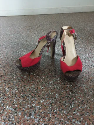 Lote de 10 zapatos de tacón y planos. Las marcas v