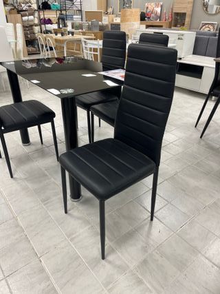Mesa de cocina con 4 sillas negras